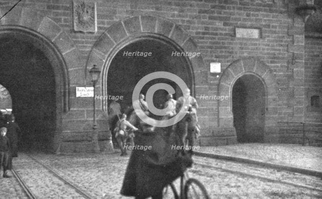 'Journees inoubliables a Strasbourg; Un peloton de cavalerie entre a son tour par la..., 1918. Creator: Unknown.