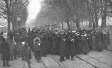 Journees inoubliables a Strasbourg; Le 21 novembre, a 8 heurs du matin, les premiers..., 1918. Creator: Unknown