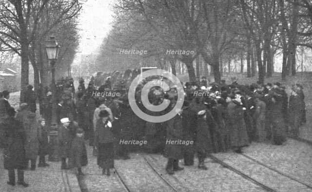 'Journees inoubliables a Strasbourg; Le 21 novembre, a 8 heurs du matin, les premiers..., 1918. Creator: Unknown.