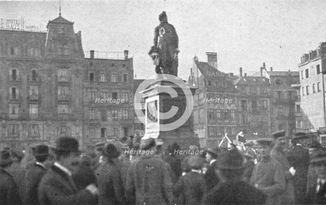 'Journees inoubliables a Strasbourg; Le meme jour, Alsaciens et Lorrains se rassemblent..., 1918. Creator: Unknown.