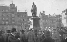 Journees inoubliables a Strasbourg; Le meme jour, Alsaciens et Lorrains se rassemblent..., 1918. Creator: Unknown