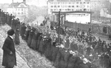 Journees inoubliables a Strasbourg; Le meme jour, trois bataillons d'infantrerie viennent..., 1918. Creator: Unknown
