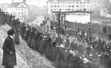 Journees inoubliables a Strasbourg; Le meme jour, trois bataillons d'infantrerie viennent..., 1918. Creator: Unknown