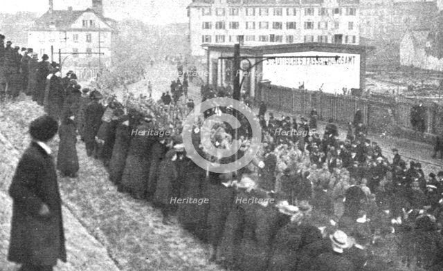 'Journees inoubliables a Strasbourg; Le meme jour, trois bataillons d'infantrerie viennent..., 1918. Creator: Unknown.