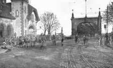 Journees inoubliables a Strasbourg; Le poste de garde francais charge de la surveillance..., 1918. Creator: Unknown