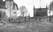 Journees inoubliables a Strasbourg; Le poste de garde francais charge de la surveillance..., 1918. Creator: Unknown