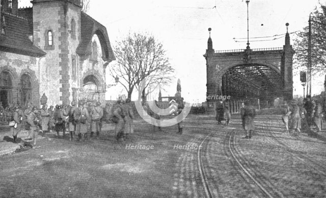 'Journees inoubliables a Strasbourg; Le poste de garde francais charge de la surveillance..., 1918. Creator: Unknown.