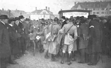 Journees inoubliables a Strasbourg; Les chefs de section prennent les ordres et..., 1918. Creator: Unknown