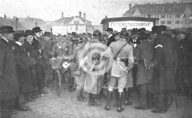'Journees inoubliables a Strasbourg; Les chefs de section prennent les ordres et..., 1918. Creator: Unknown.