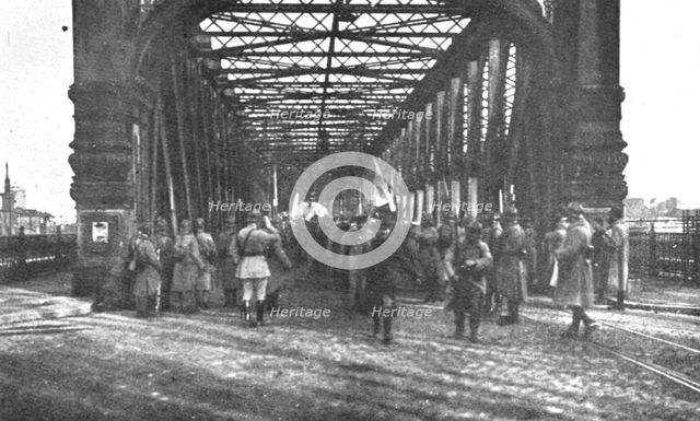 'Journees inoubliables a Strasbourg; Premiers prisonniers francais rentrant d'Allemagne..., 1918. Creator: Unknown.