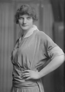 Joy, Marjorie, Miss, portrait photograph, 1915 May 26. Creator: Arnold Genthe