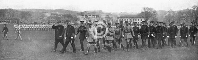 'Joffre a West-Point, le <<Saint-Cyr>> des Etats-Unis; Le marechal, accompagné par..., 1917. Creator: Unknown.