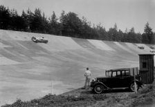 John Cobb's 24 litre Napier Railton on Byfleet Banking, BARC meeting, Brooklands, Surrey, 1933. Artist: Bill Brunell