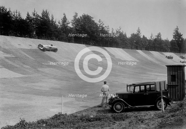 John Cobb's 24 litre Napier Railton on Byfleet Banking, BARC meeting, Brooklands, Surrey, 1933. Artist: Bill Brunell.