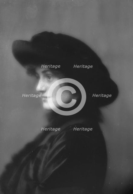 Johns, Miss, portrait photograph, 1913. Creator: Arnold Genthe.