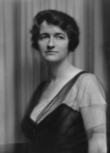 Jolliffe, Virginia, Miss, portrait photograph, 1913. Creator: Arnold Genthe