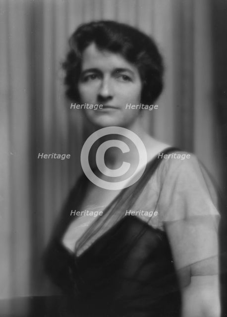 Jolliffe, Virginia, Miss, portrait photograph, 1913. Creator: Arnold Genthe.
