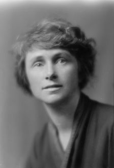 Jones, Margery, Miss, portrait photograph, 1914 Aug. 25. Creator: Arnold Genthe