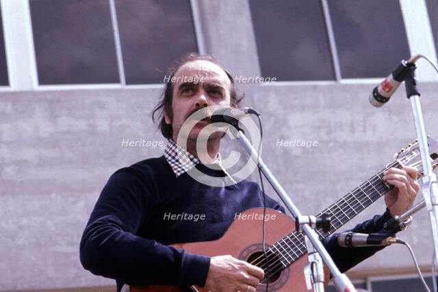 José Antonio Labordeta (1935-2010), Spanish songwriter, photo 1980.