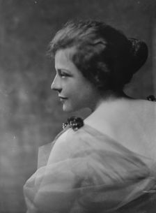 Joseph, B., Miss, portrait photograph, 1915 Dec. or 1916 Jan. Creator: Arnold Genthe