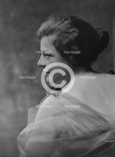 Joseph, B., Miss, portrait photograph, 1915 Dec. or 1916 Jan. Creator: Arnold Genthe.