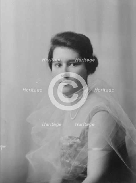 Joske, A., Mrs., portrait photograph, 1916. Creator: Arnold Genthe.