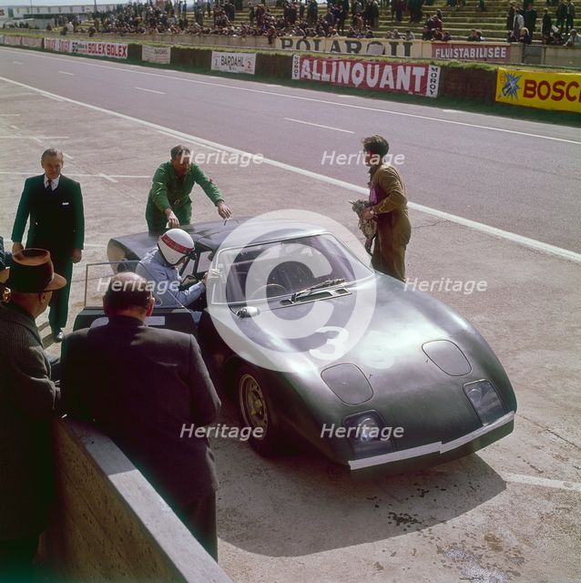 Jackie Stewart getting into a Rover BRM turbine, Le Mans, France, 1965. Artist: Unknown