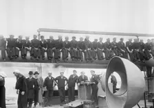 Jackies on 14" gun -- NEW YORK, between c1910 and c1915. Creator: Bain News Service