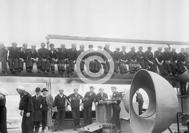 Jackies on 14" gun -- NEW YORK, between c1910 and c1915. Creator: Bain News Service.