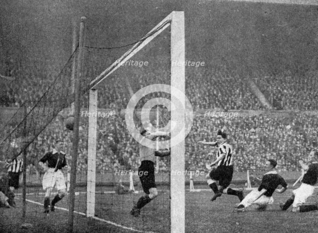 Jack Allen heads Newcastle's first goal, FA Cup Final, Wembley, London, 1932.Artist: Graphic Photo Union