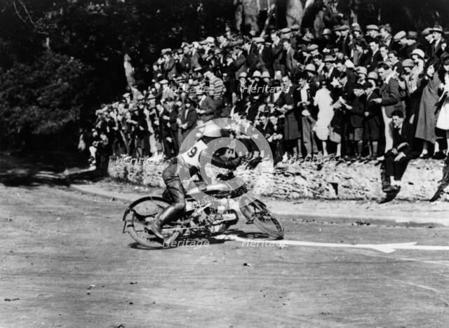 Jack Robinson on a Norton bike, during an Amateur TT race, 1925. Artist: Unknown