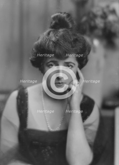 Jacobson, Clarence, Mrs., portrait photograph, 1916. Creator: Arnold Genthe.