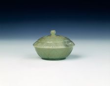 Jade circular Moghul style box and cover, Qing dynasty, China, 1st half of 19th century