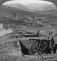 Japanese batteries firing on Russian forts, Siege of Port Arthur, Russo-Japanese War, 1904-1905.Artist: Underwood & Underwood