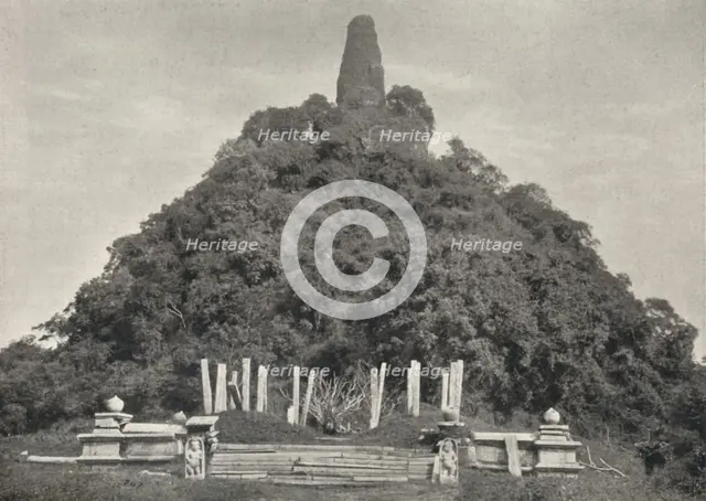 'Jetawanarama Dagoba, die jungste der drei grossen Dagobas von Anurdhapura (Ende des 3. Jahrh. n. Ch Artist: Unknown.