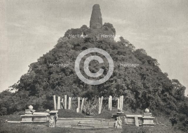 'Jetawanarama Dagoba, die jungste der drei grossen Dagobas von Anurdhapura (Ende des 3. Jahrh. n. Ch Artist: Unknown.