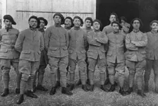 Jeunes soldats de la classe 1916.-- Le generalJoffre, qui vient de visiter, avec le..., 1916. Creator: Unknown
