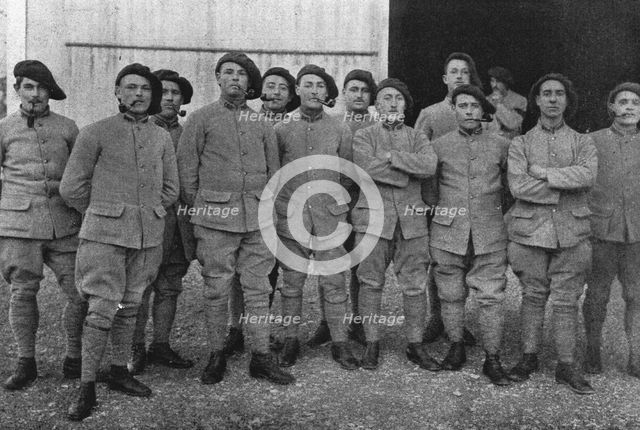 'Jeunes soldats de la classe 1916.-- Le generalJoffre, qui vient de visiter, avec le..., 1916. Creator: Unknown.