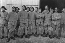 Jeunes soldats de la classe 1916.-- Le generalJoffre, qui vient de visiter, avec le..., 1916. Creator: Unknown