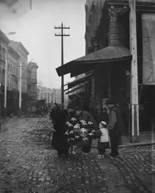 Jewish balloon man, Chinatown, San Francisco, between 1896 and 1906. Creator: Arnold Genthe