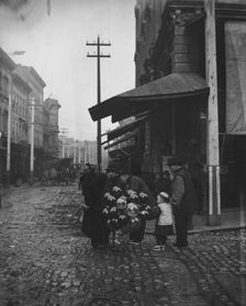 Jewish balloon man, Chinatown, San Francisco, between 1896 and 1906. Creator: Arnold Genthe
