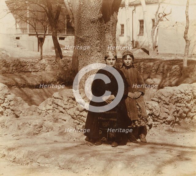 Jewish girls, Samarkand, between 1905 and 1915. Creator: Sergey Mikhaylovich Prokudin-Gorsky.