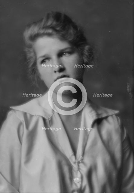 Jennings, Jeannette, Miss, portrait photograph, 1915. Creator: Arnold Genthe.