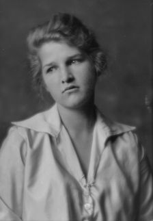 Jennings, Jeannette, Miss, portrait photograph, 1915. Creator: Arnold Genthe