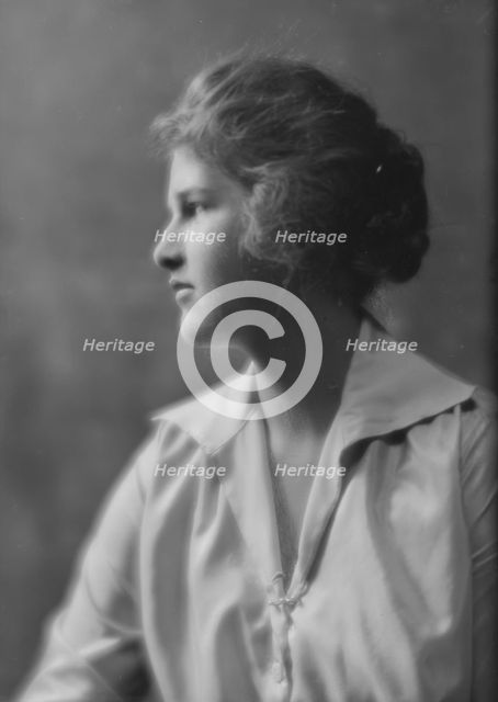 Jennings, Jeannette, Miss, portrait photograph, 1915. Creator: Arnold Genthe.