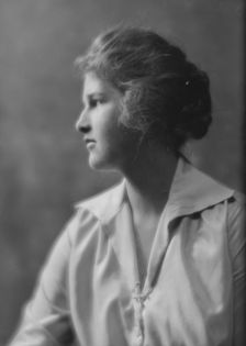 Jennings, Jeannette, Miss, portrait photograph, 1915. Creator: Arnold Genthe
