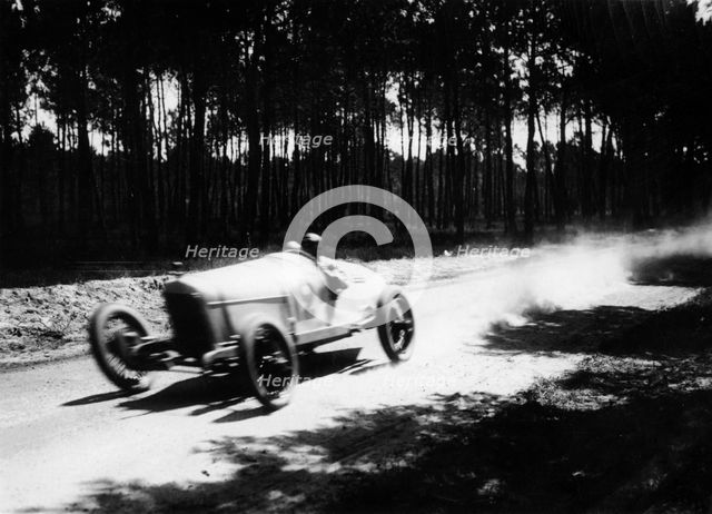 Jimmy Murphy driving a Duesenberg to victory in the French Grand Prix, Le Mans, 1921. Artist: Unknown