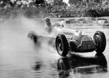 Juan Manuel Fangio driving a 1950 Alfa Romeo 158 in the International Trophy at Silverstone. Creator: Unknown