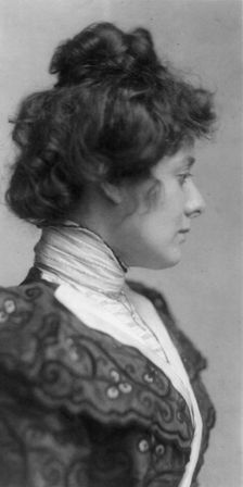 Julia Marlowe, actress, c1898. Creator: Frances Benjamin Johnston