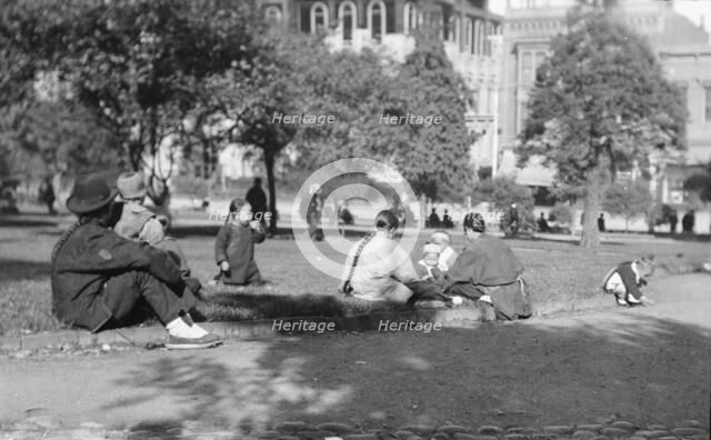 On Portsmouth Square, Chinatown, San Francisco, between 1896 and 1906. Creator: Arnold Genthe.